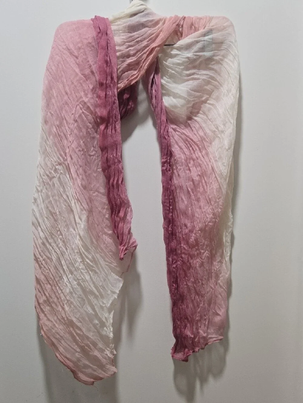 Women's Pink Ombre Crinkle Scarf - Lightweight Summer Fashion Accessory
